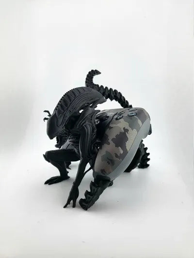 Xenomorph-Controllerständer mit eingesetztem PS5-Controller – Ansicht 11