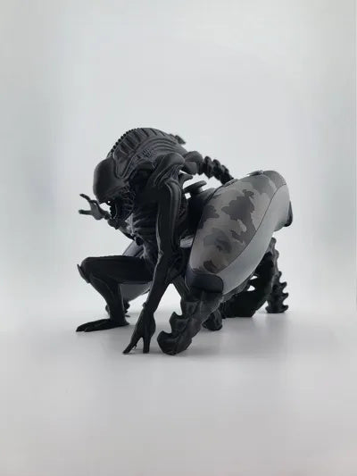 Xenomorph-Controllerständer mit eingesetztem PS5-Controller – Ansicht 12